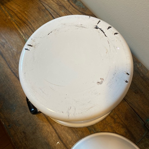 White Enamel Stock Pot “Italian Villa” - Picture 5 of 7